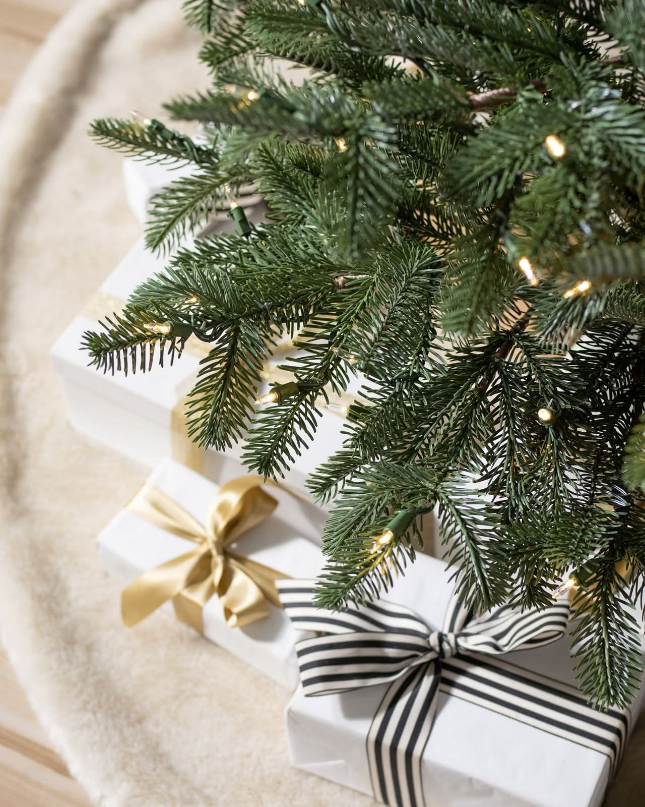 Árvore de Natal European Fir com Galhos Articulados, Suporte Metálico e Micro LEDs Embutidos