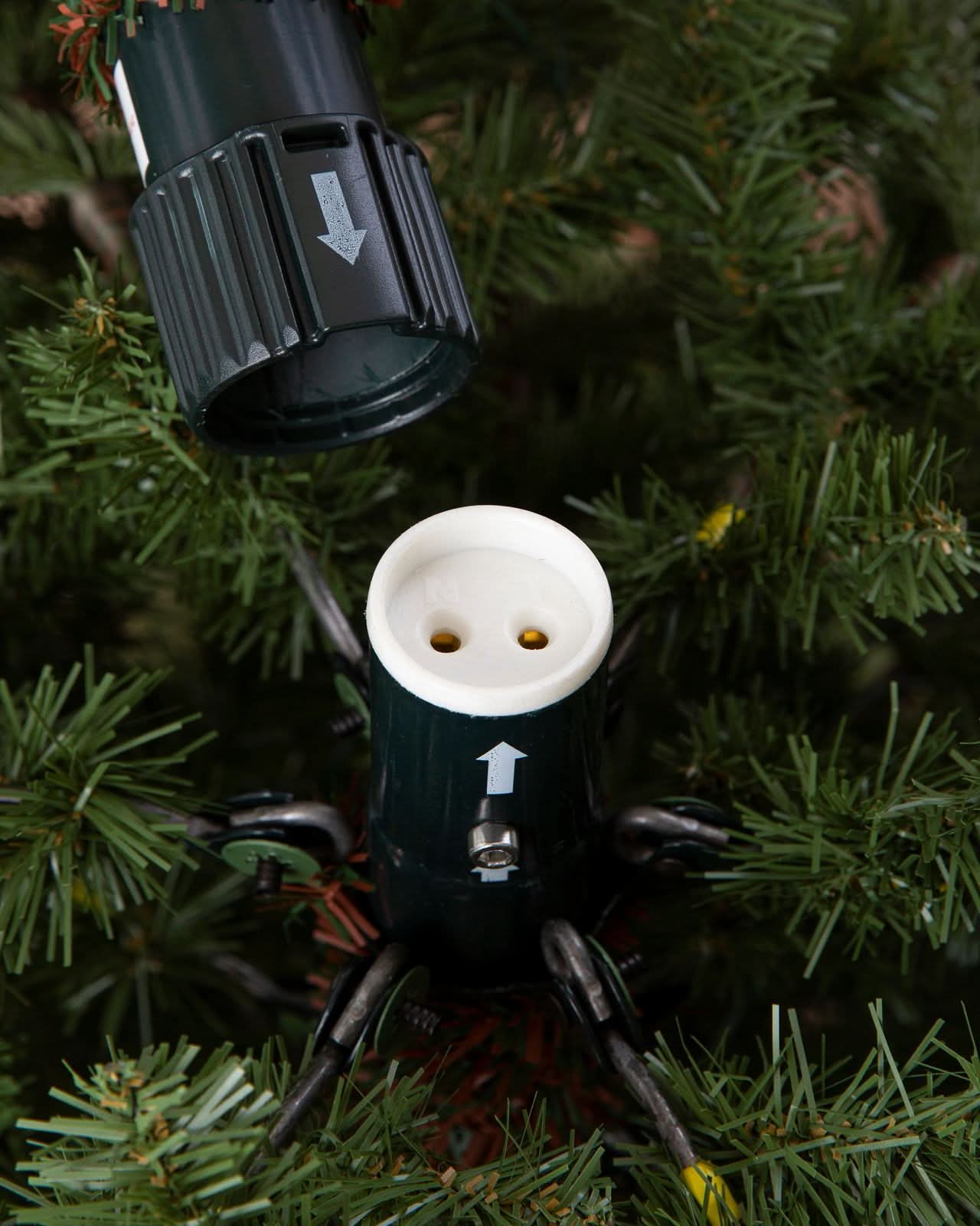 Árvore de Natal European Fir com Galhos Articulados, Suporte Metálico e Micro LEDs Embutidos